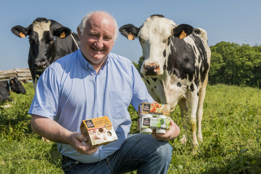 C’est le père de Sarah, avec une vache et des yaourts dans les mains